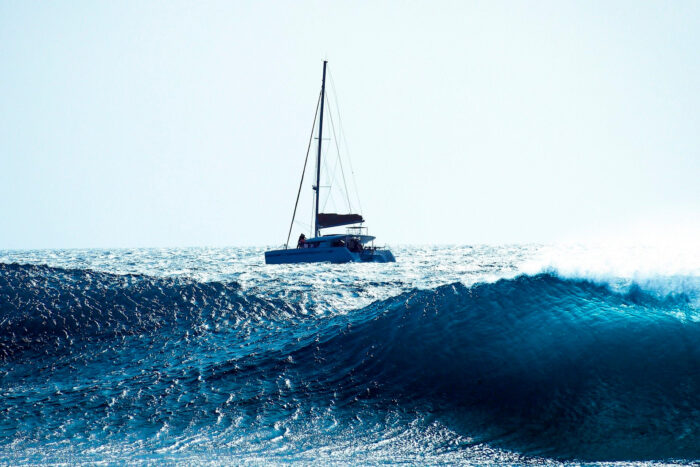 Prachitige foto van een zeilschip op zee. Symbool voor de soms ruwe momenten tijdens het leven. De leiderschapscoaching gaat hier mee aan de slag.
