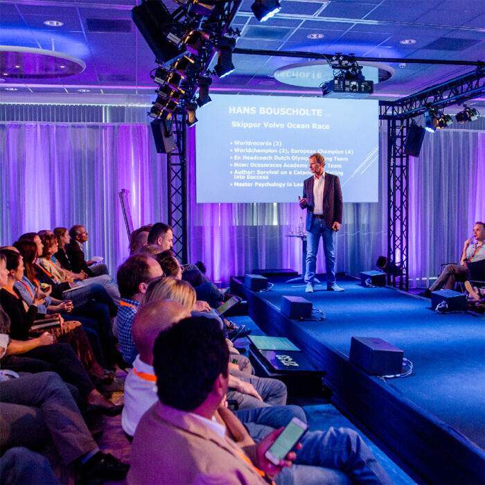 Keynote spreker Hans Bouscholte tijdens een keynote over omgaan met Millenials.